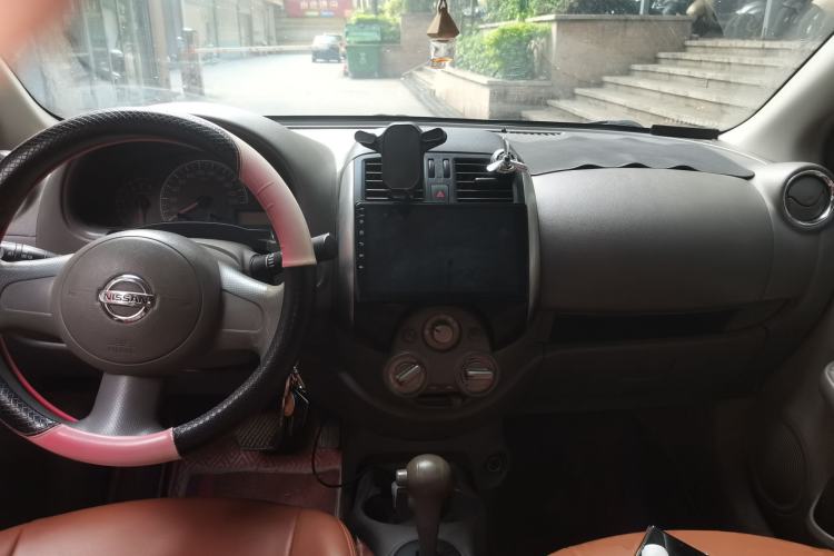 Used Nissan Sunny 2011 1.5XE CVT Comfort Edition Center Console