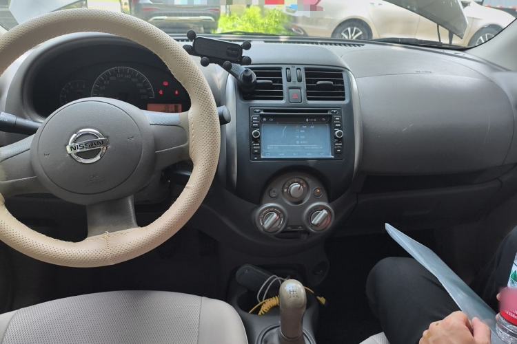 Used Nissan Sunny 2011 1.5XE Manual Comfort Edition Center Console