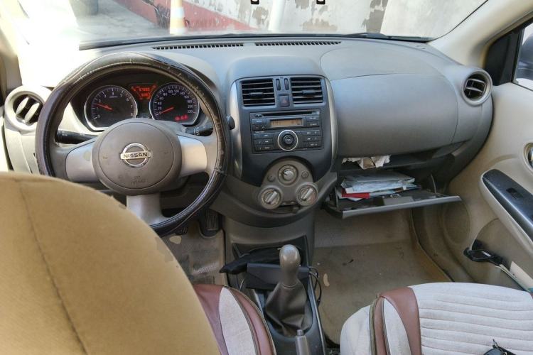 Used Nissan Sunny 2011 1.5XL Manual Deluxe Edition Center Console