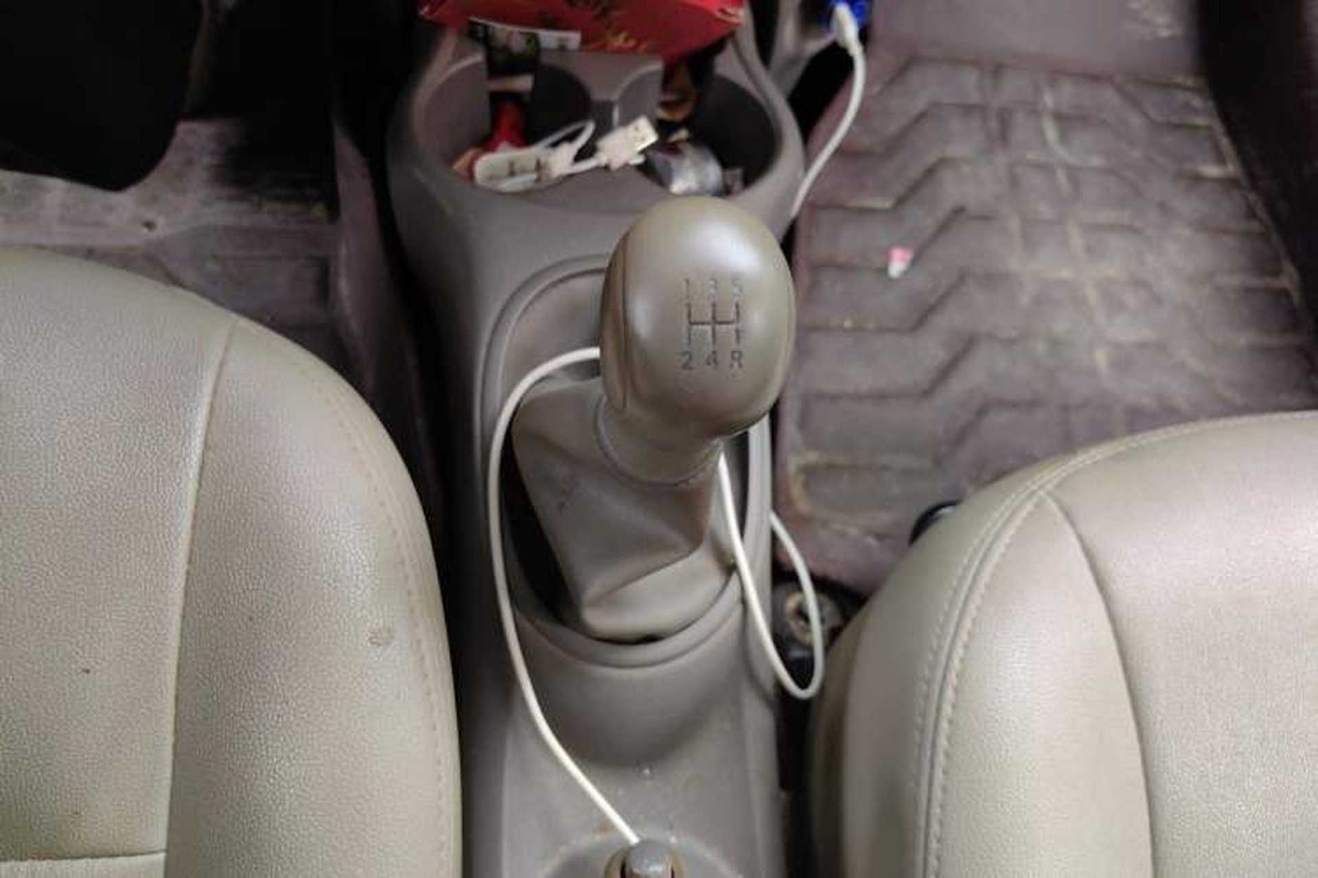 Used Nissan Sunny 2011 1.5XE Manual Comfort Edition Gear Lever