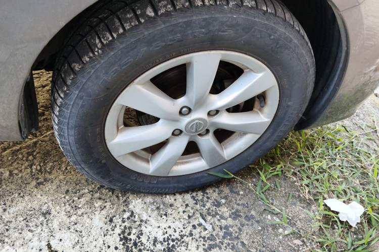 Used Nissan Sunny 2011 1.5XL Manual Deluxe Edition Right Front Wheel Hub