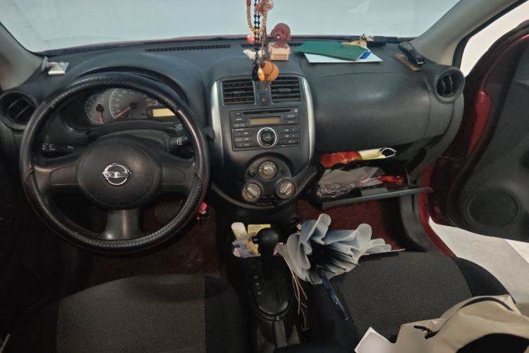 Used Nissan Sunny 2011 1.5XE CVT Comfort Edition Center Console