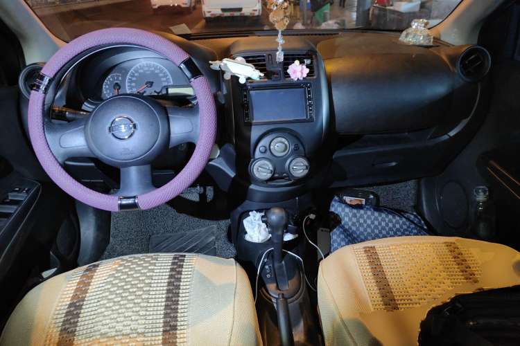 Used Nissan Sunny 2011 1.5XE CVT Comfort Edition Center Console