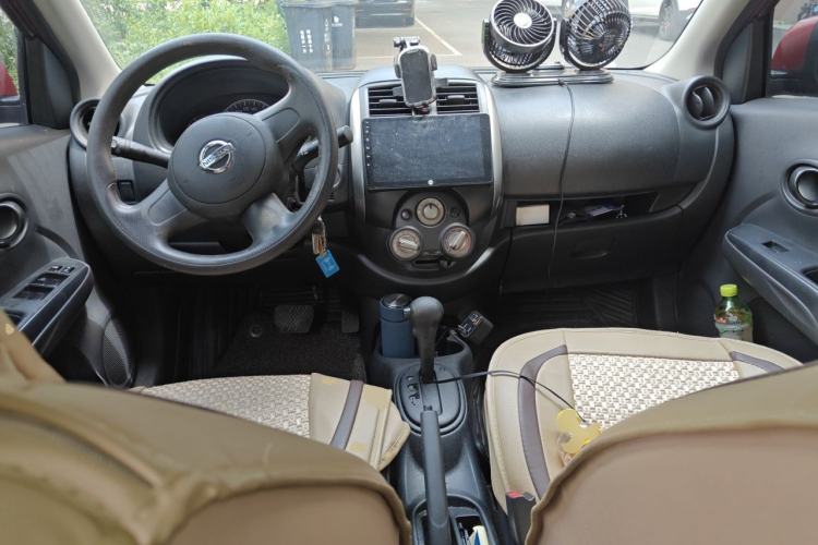 Used Nissan Sunny 2011 1.5XE CVT Comfort Edition Center Console
