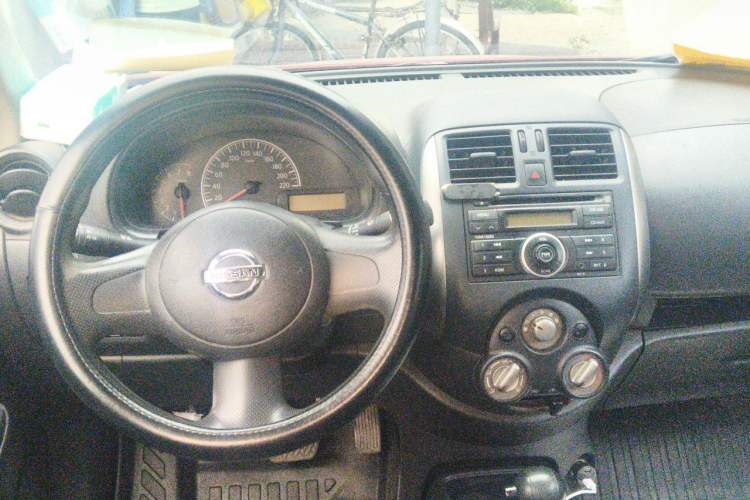 Used Nissan Sunny 2011 1.5XE CVT Comfort Edition Center Console