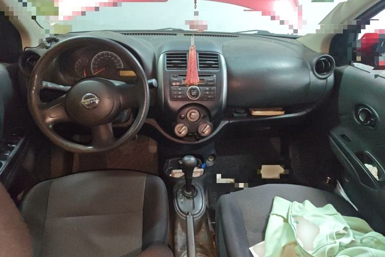 Used Nissan Sunny 2011 1.5XE CVT Comfort Edition Center Console