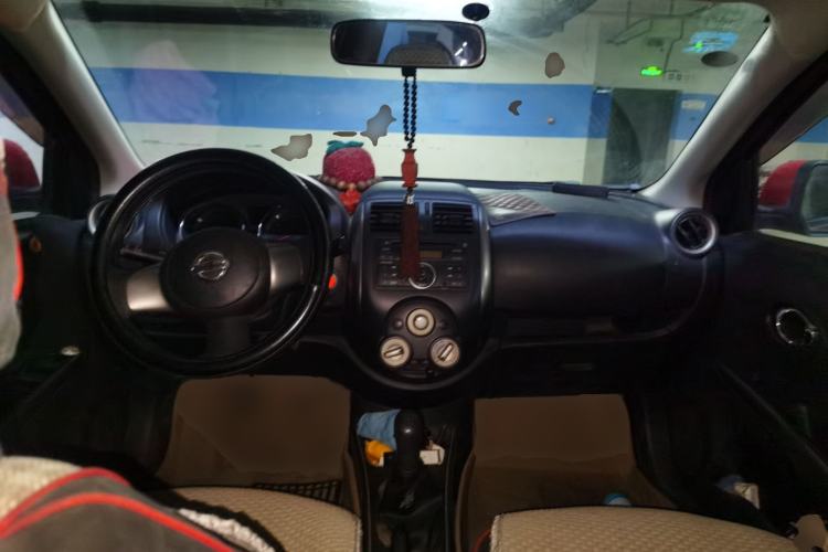 Used Nissan Sunny 2011 1.5XL Manual Deluxe Edition Center Console