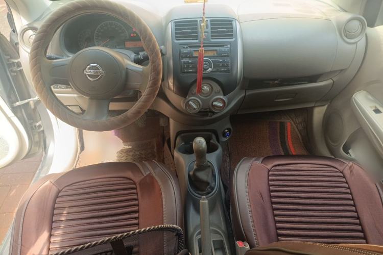Used Nissan Sunny 2011 1.5XE Manual Comfort Edition Center Console