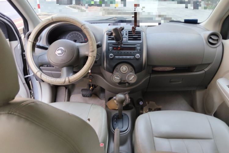 Used Nissan Sunny 2011 1.5XE CVT Comfort Edition Center Console