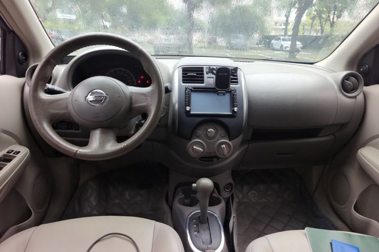 Used Nissan Sunny 2011 1.5XE CVT Comfort Edition Center Console