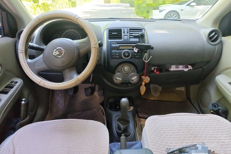 Used Nissan Sunny 2011 1.5XE Manual Comfort Edition Center Console
