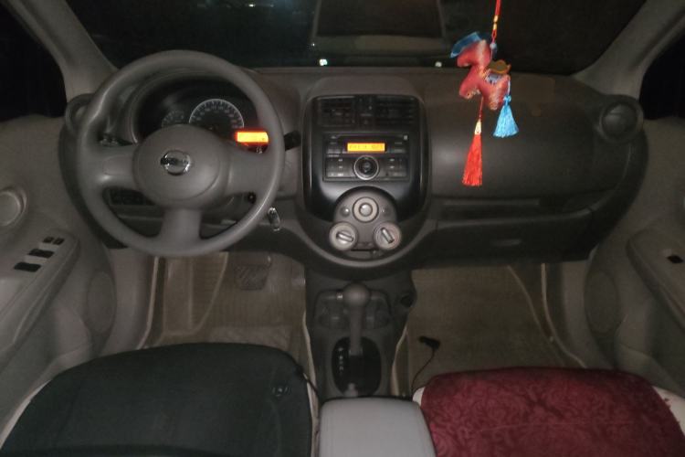 Used Nissan Sunny 2011 1.5XE CVT Comfort Edition Center Console
