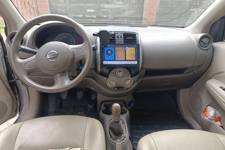 Used Nissan Sunny 2011 1.5XE Manual Comfort Edition Center Console