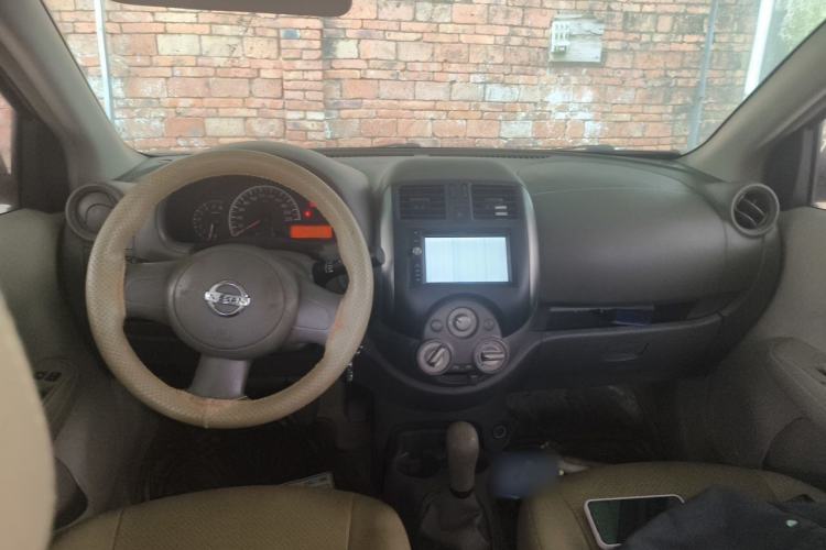 Used Nissan Sunny 2011 1.5XE Manual Comfort Edition Center Console