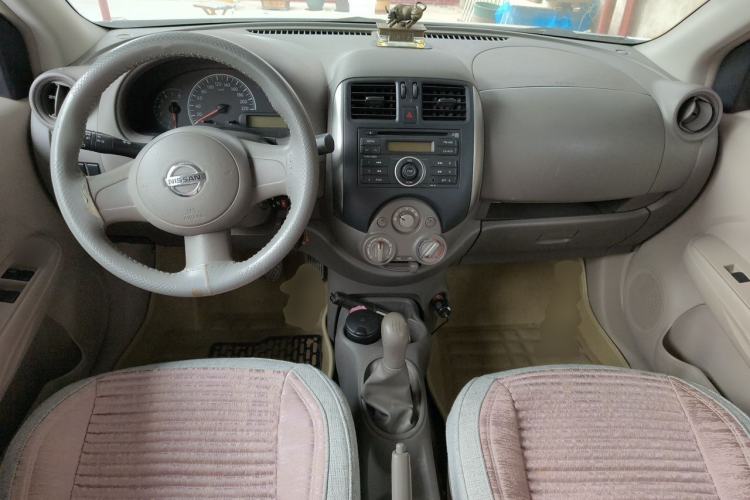 Used Nissan Sunny 2011 1.5XE Manual Comfort Edition Center Console