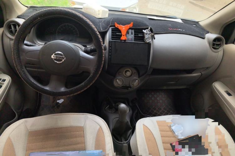 Used Nissan Sunny 2011 1.5XE Manual Comfort Edition Center Console