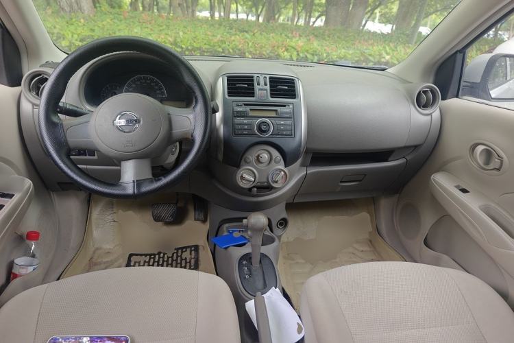 Used Nissan Sunny 2011 1.5XE CVT Comfort Edition Center Console