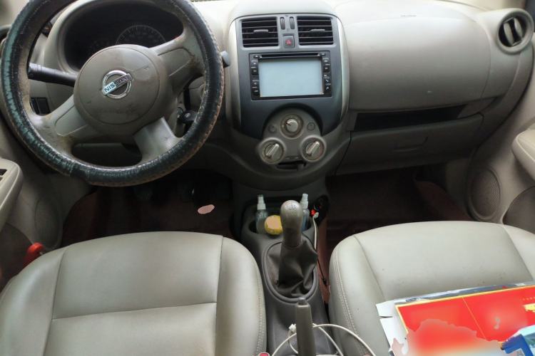 Used Nissan Sunny 2011 1.5XE Manual Comfort Edition Center Console