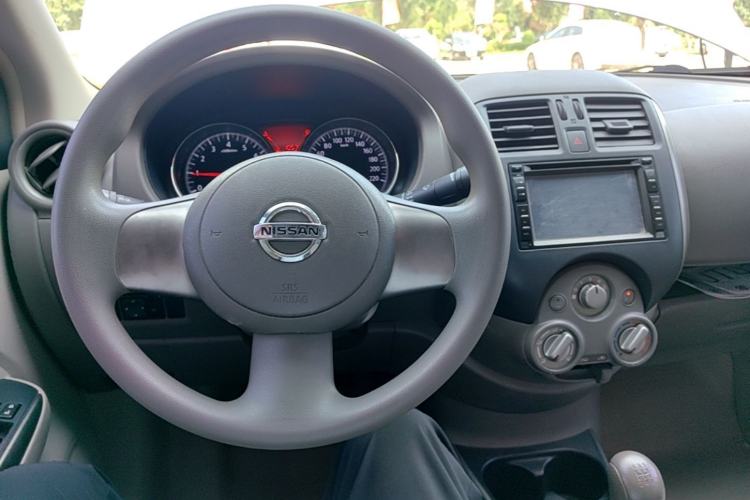 Used Nissan Sunny 2011 1.5XL Manual Deluxe Edition Center Console