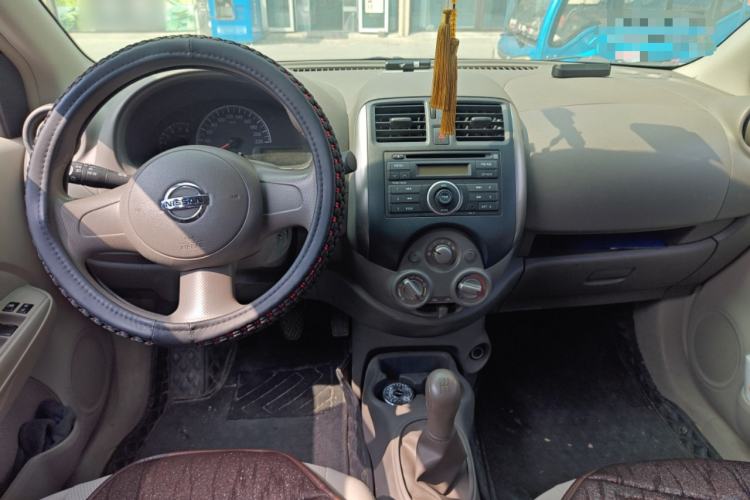 Used Nissan Sunny 2011 1.5XE Manual Comfort Edition Center Console