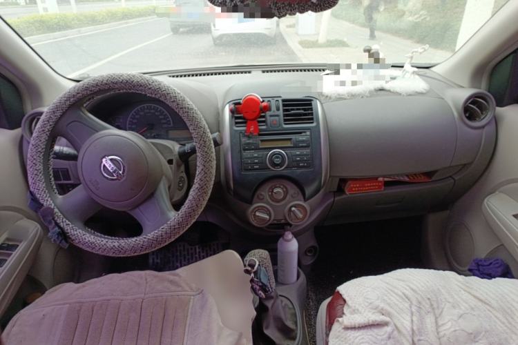 Used Nissan Sunny 2011 1.5XE Manual Comfort Edition Center Console