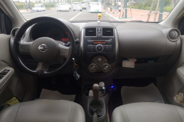 Used Nissan Sunny 2011 1.5XE Manual Comfort Edition Center Console