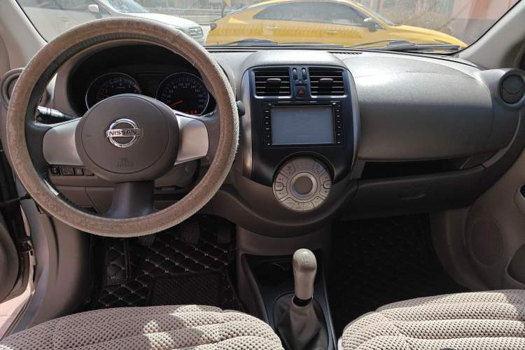 Used Nissan Sunny 2011 1.5XV Manual Luxury Edition Center Console