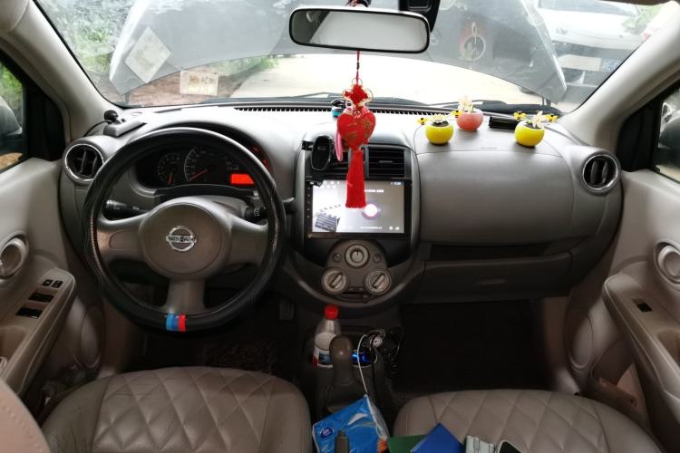 Used Nissan Sunny 2011 1.5XE Manual Comfort Edition Center Console