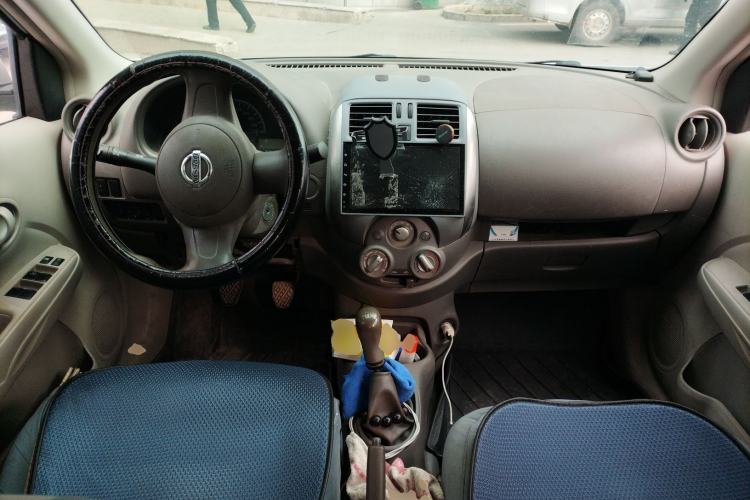 Used Nissan Sunny 2011 1.5XE Manual Comfort Edition Center Console