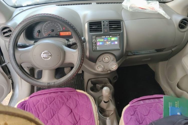 Used Nissan Sunny 2011 1.5XE Manual Comfort Edition Center Console