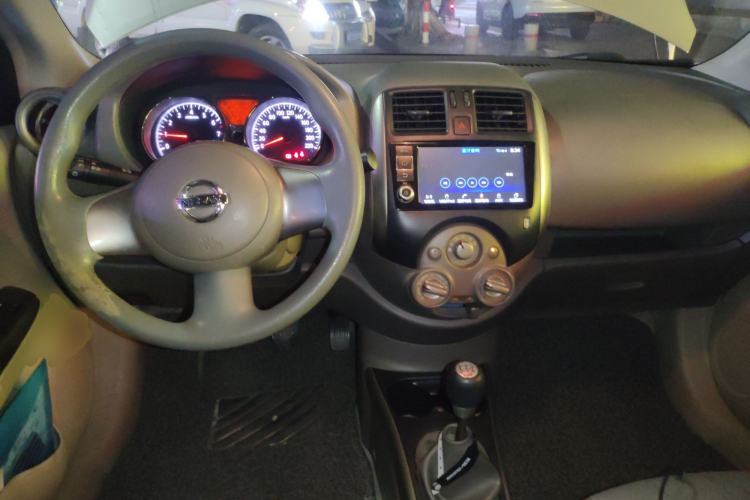 Used Nissan Sunny 2011 1.5XL Manual Deluxe Edition Center Console