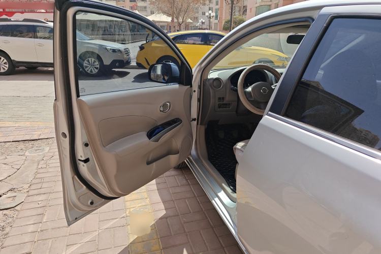 Used Nissan Sunny 2011 1.5XV Manual Luxury Edition Driver Seat