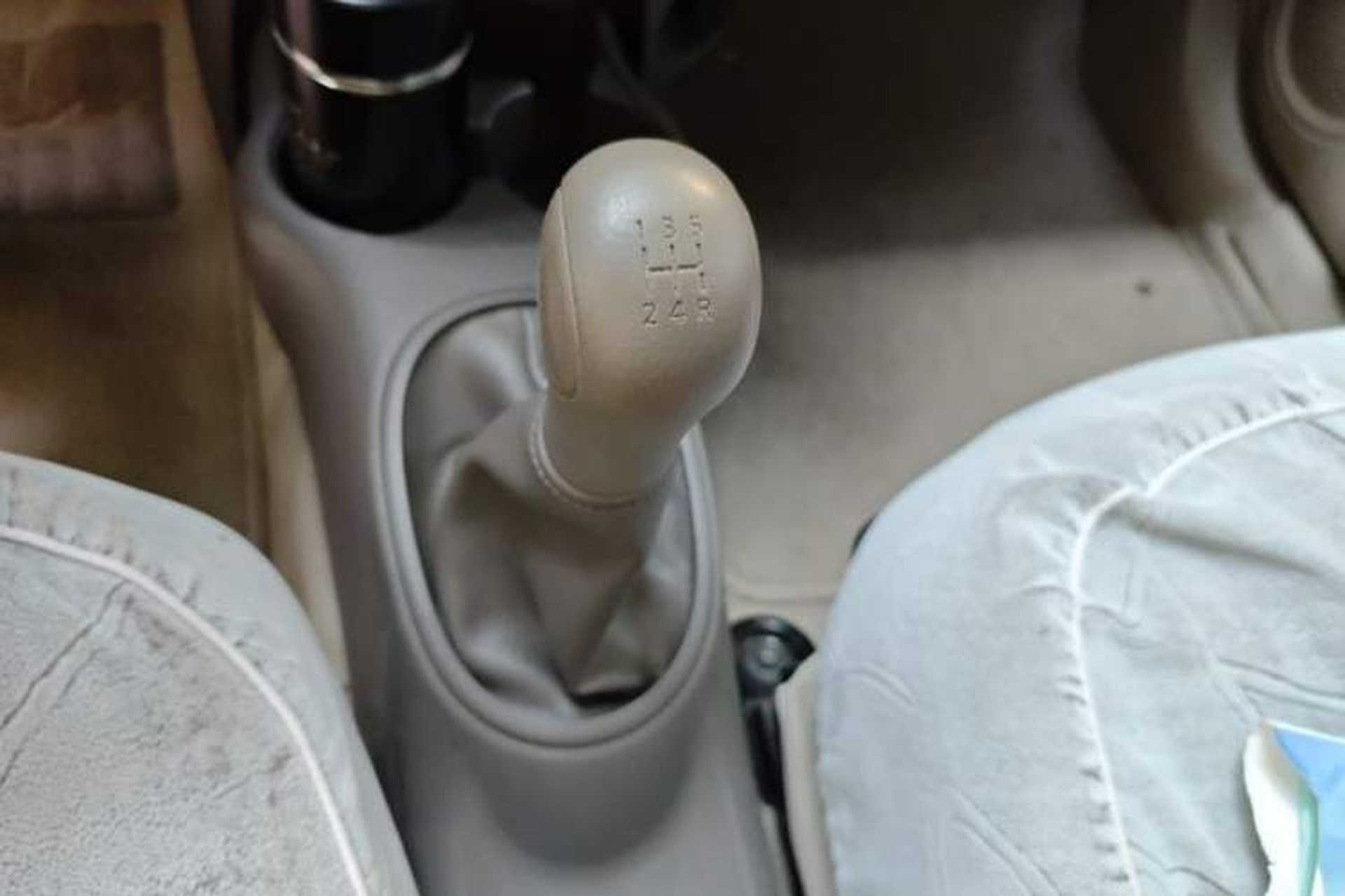 Used Nissan Sunny 2011 1.5XE Manual Comfort Edition Gear Lever