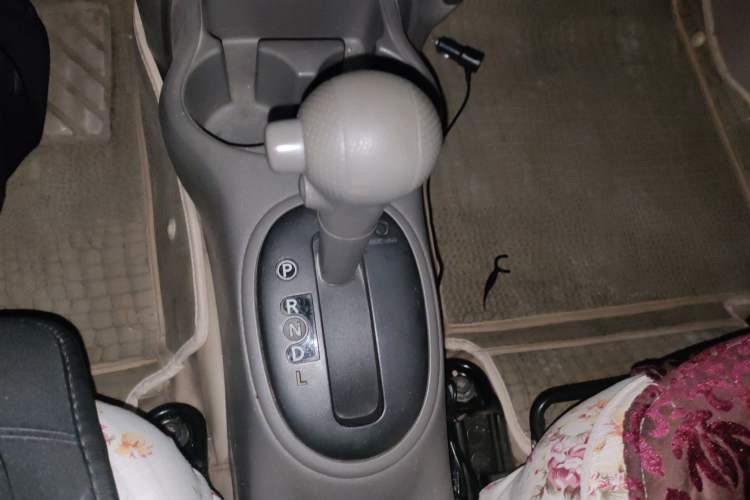 Used Nissan Sunny 2011 1.5XE CVT Comfort Edition Gear Lever