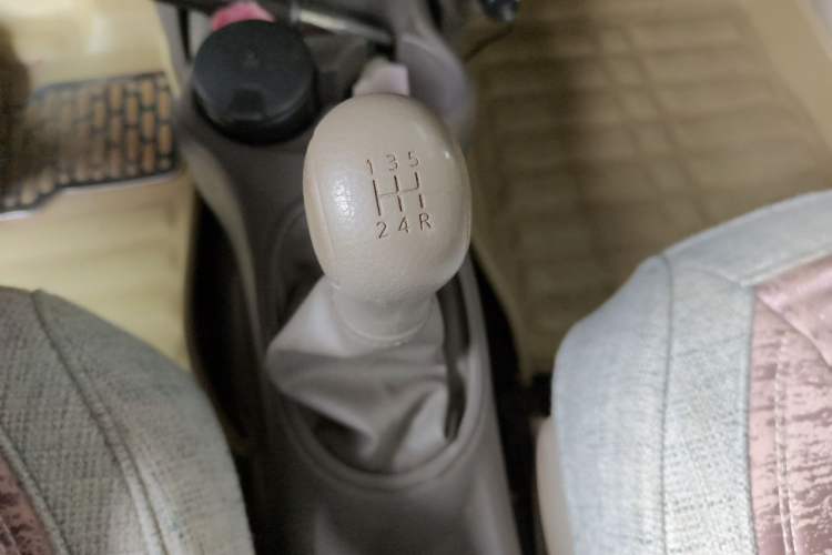 Used Nissan Sunny 2011 1.5XE Manual Comfort Edition Gear Lever