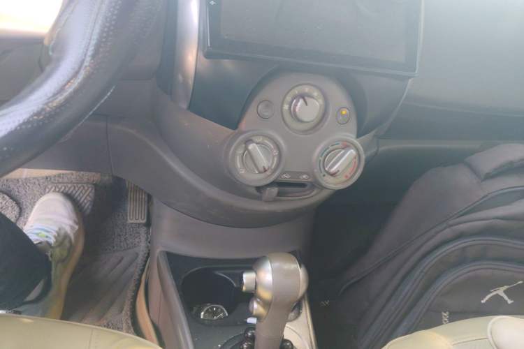 Used Nissan Sunny 2011 1.5XL CVT Luxury Edition Gear Lever