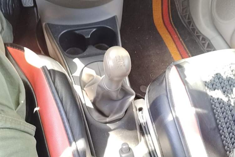 Used Nissan Sunny 2011 1.5XL Manual Deluxe Edition Gear Lever