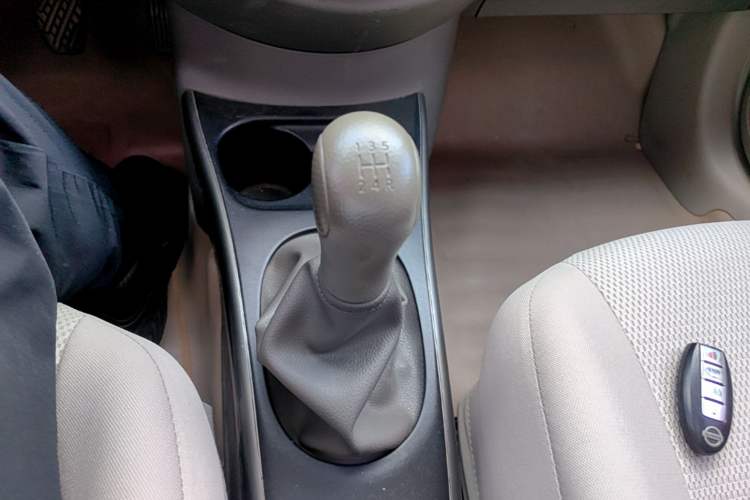 Used Nissan Sunny 2011 1.5XL Manual Deluxe Edition Gear Lever