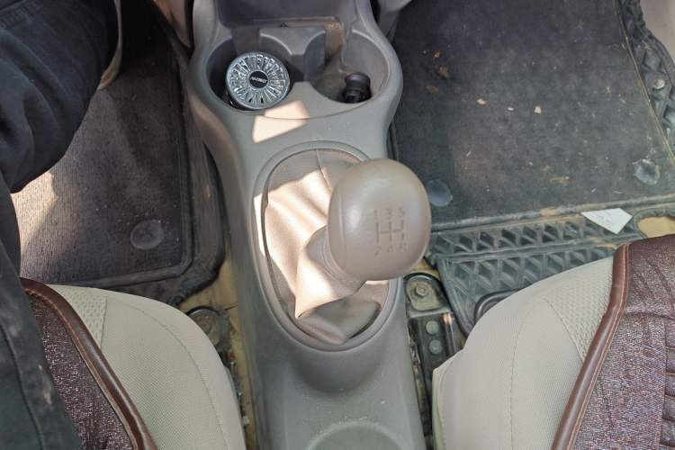 Used Nissan Sunny 2011 1.5XE Manual Comfort Edition Gear Lever