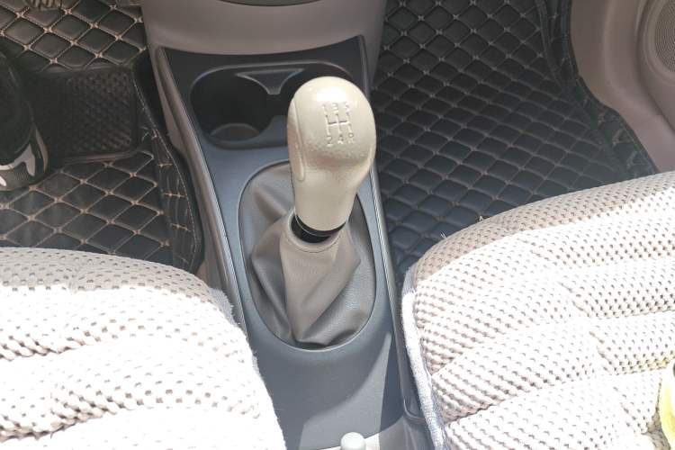 Used Nissan Sunny 2011 1.5XV Manual Luxury Edition Gear Lever