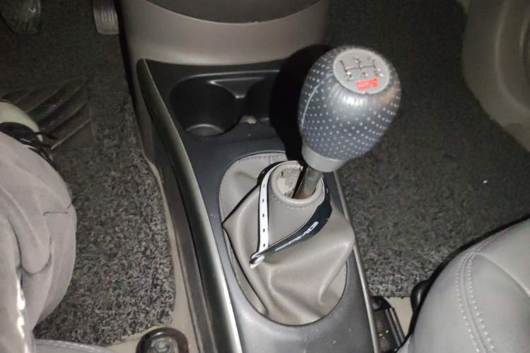 Used Nissan Sunny 2011 1.5XL Manual Deluxe Edition Gear Lever