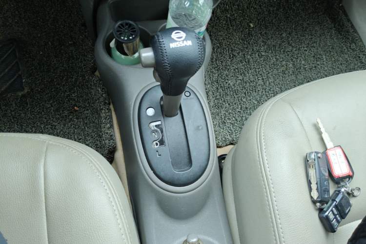 Used Nissan Sunny 2011 1.5XE CVT Comfort Edition Gear Lever