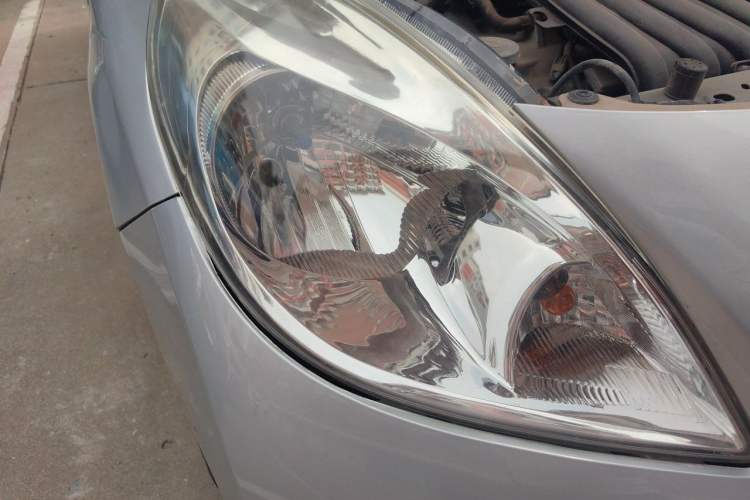 Used Nissan Sunny 2011 1.5XE Manual Comfort Edition Right Front Headlight