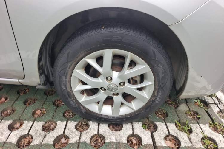 Used Nissan Sunny 2011 1.5XE CVT Comfort Edition Right Front Wheel Hub