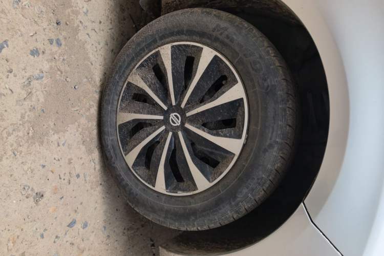 Used Nissan Sunny 2011 1.5XE Manual Comfort Edition Right Front Wheel Hub