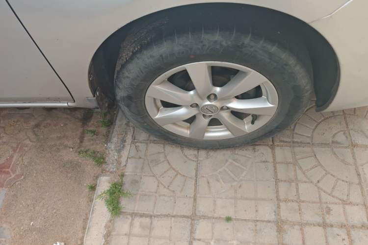 Used Nissan Sunny 2011 1.5XL Manual Deluxe Edition Right Front Wheel Hub
