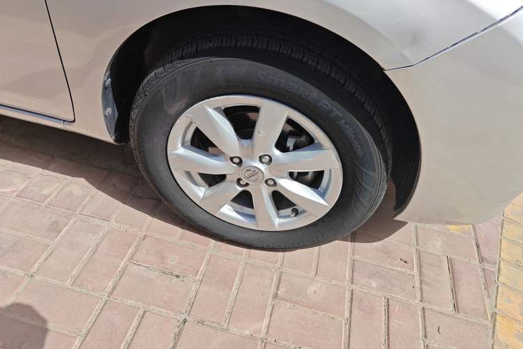 Used Nissan Sunny 2011 1.5XV Manual Luxury Edition Right Front Wheel Hub