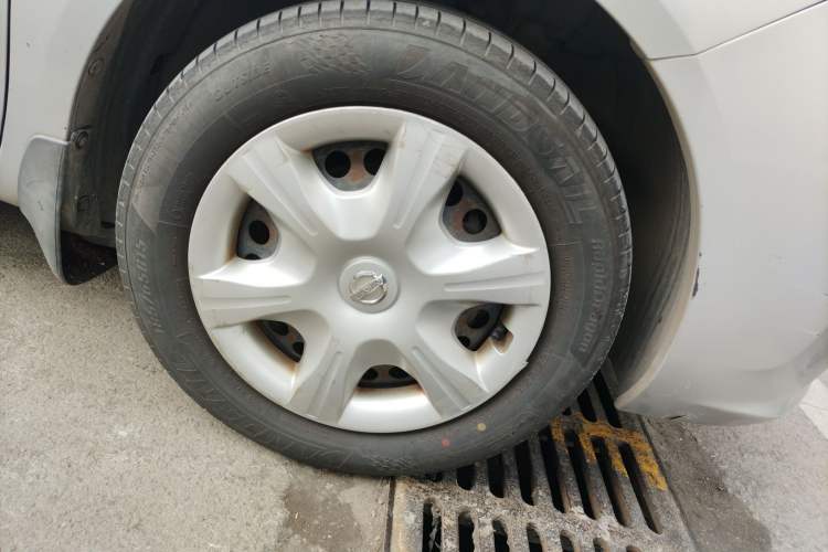 Used Nissan Sunny 2011 1.5XE Manual Comfort Edition Right Front Wheel Hub