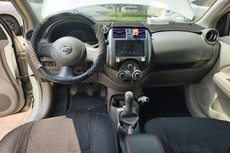 Used Nissan Sunny 2011 1.5XE Manual Comfort Edition Center Console