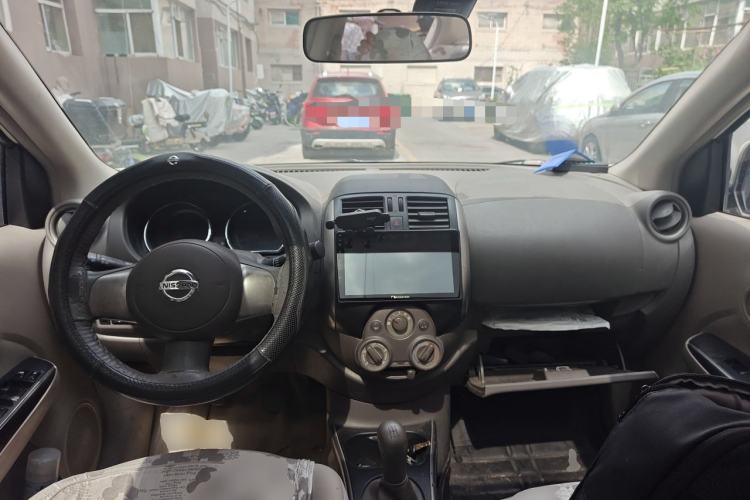 Used Nissan Sunny 2011 1.5XL Manual Deluxe Edition Center Console